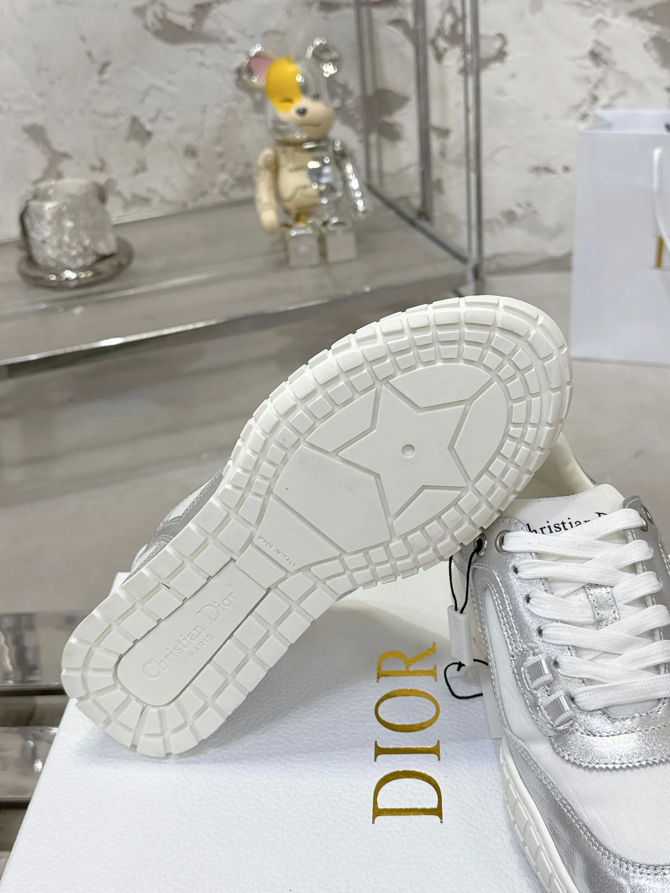 Factory price 640💰 Top version! ! ! Dior Tech sneakers Dior Tech is newly launched, with exquisite color matching and autumn and winter atmosphere. This Dior Tech sneaker is a new product in the 2026 early spring ready-to-wear series. It is equipped with fashionable details and highlights the retro aesthetics. Made of calfskin and suede calfskin upper with transparent mesh side panels and ChristianDior Paris signature on the heel and tongue. A textured, tonal Dior signature sole adds couture style. Upper material: Textile, cowhide split leather, cowhide leather with Christian Dior Paris logo on the heel and tongue Textured Dior logo rubber sole embellished with Christian Dior's lucky star symbol! Size 35-46 (40 for women, 41 for men, 38.45.46, custom made and non-refundable)